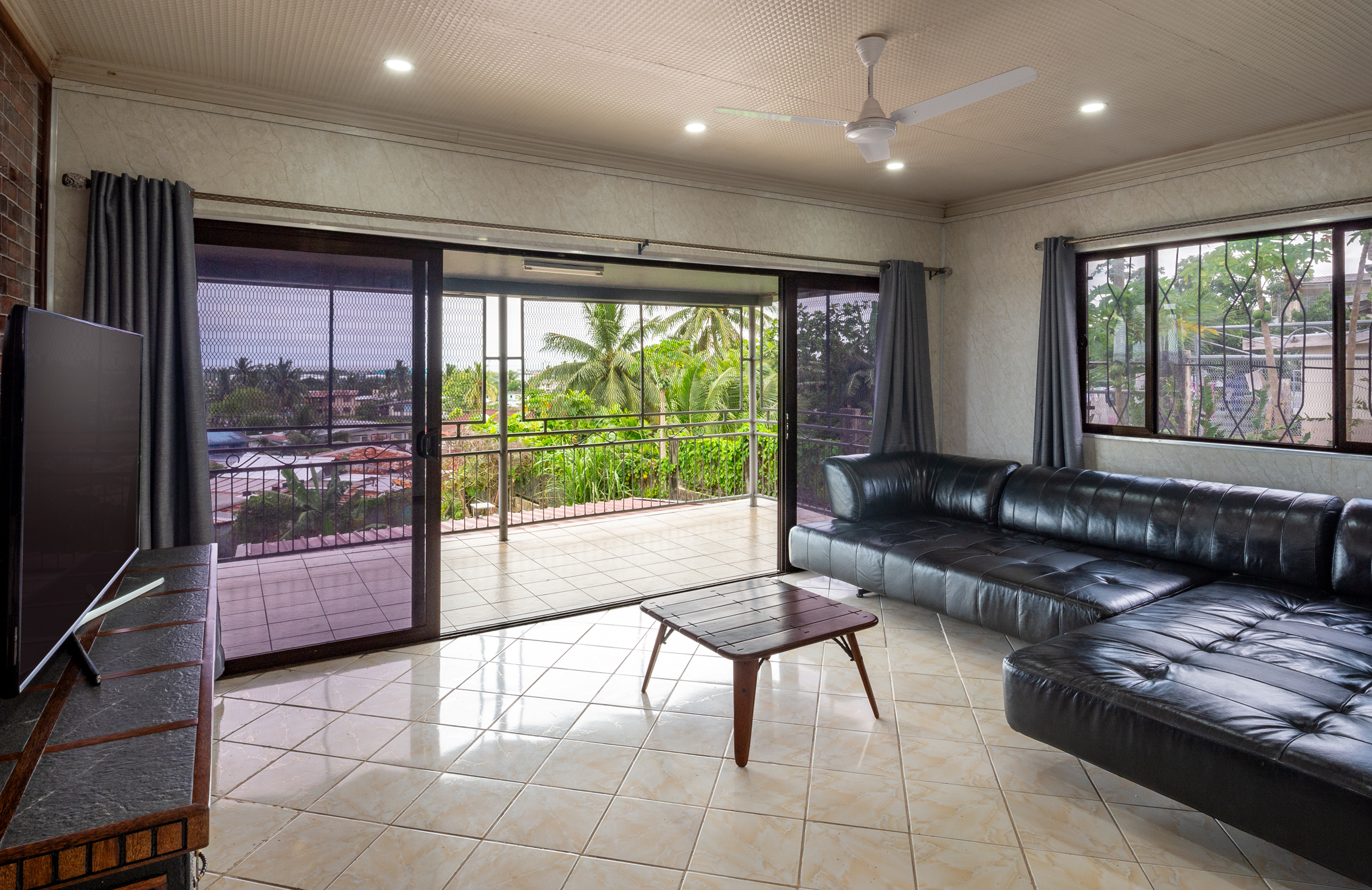 Three bedroom apartment with view photo 2
